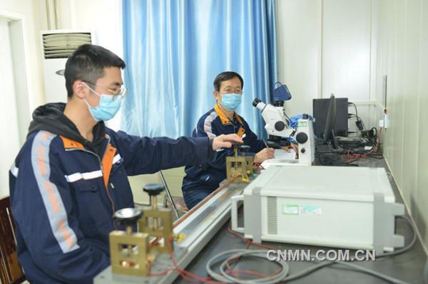 中鋁洛陽銅加工有限公司堅持追蹤最新技術標準，注重科技引領企業(yè)發(fā)展。近日，該公司變更授權申請的《金屬材料電阻率測量方法》，通過國家認證認可監(jiān)督管理委員會最新方法標準授權使用。至此，該公司已有170余項檢測標準獲得國家最新版本標準授權。